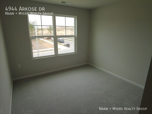 Building Photo - 4944 Arkose Dr