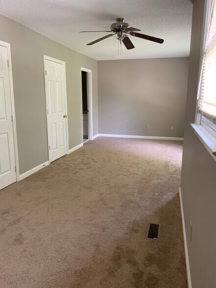 Building Photo - 802 Hillsboro Ln