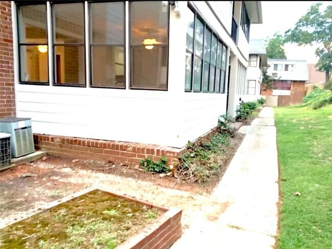 Building Photo - 145 Northwood Dr
