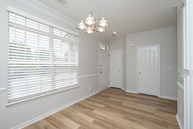 Building Photo - 25 Stratus Ct