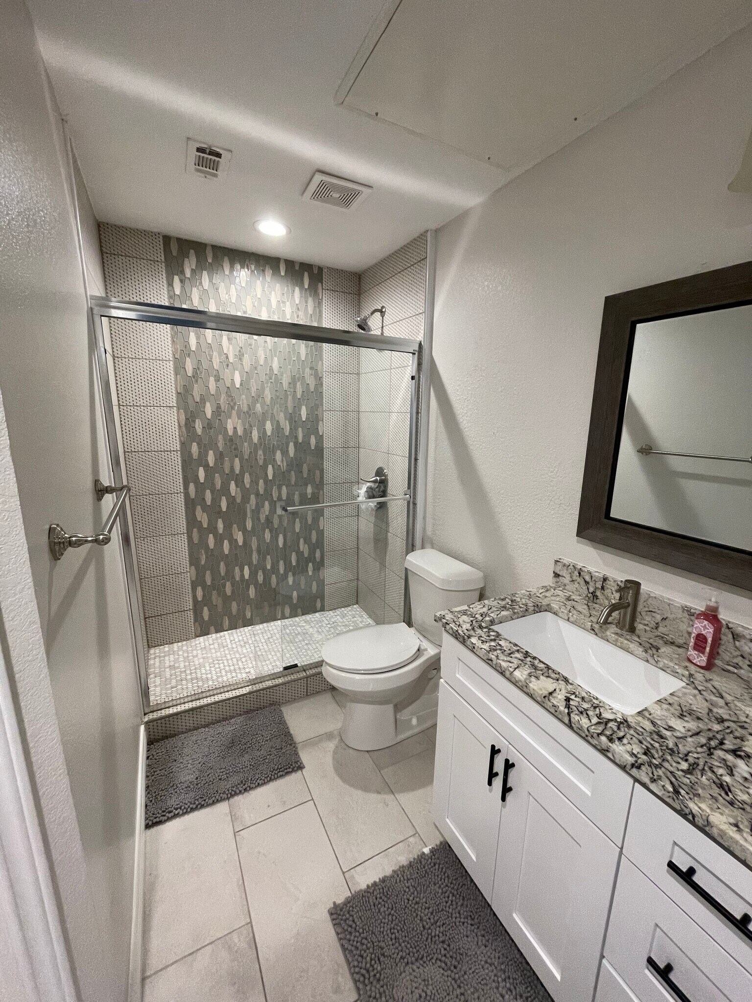 Single bathroom - 5550 Spring Valley Rd