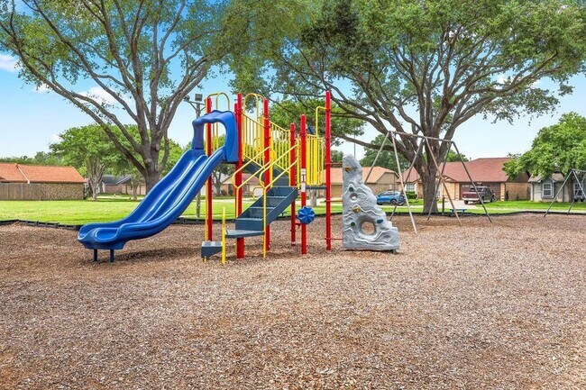 Building Photo - 3803 Redbud Dr