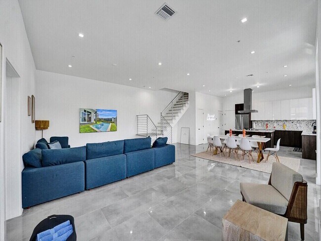 Building Photo - 1226 NE 15th Ave