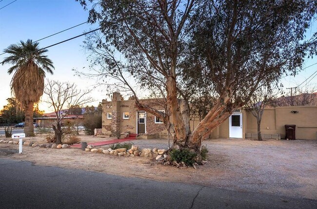 Building Photo - Eclectic 3 Bedroom 1 Bathroom with 2 Offices/Hobby Room
