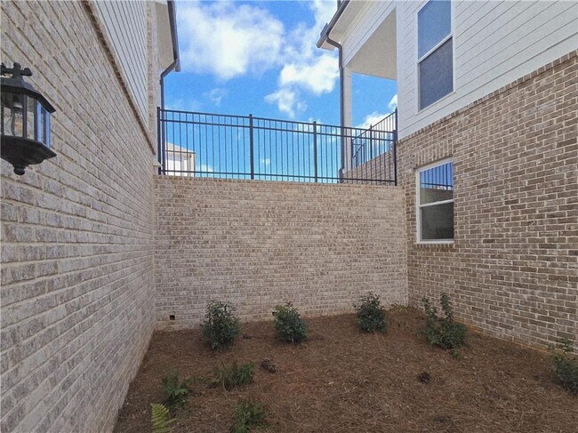 Building Photo - 163 Basil St