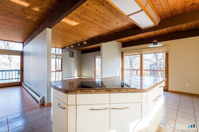 Building Photo - 80 Skyline Dr