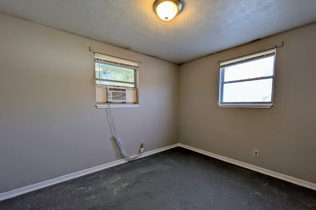 Building Photo - "Cozy 2-Bed, 1-Bath Haven in the Heart of ...