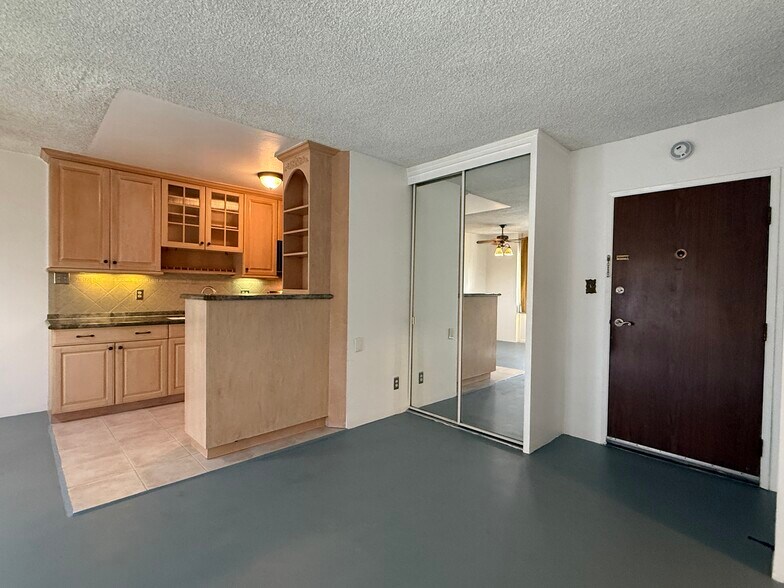 Building Photo - 250 Linden Ave