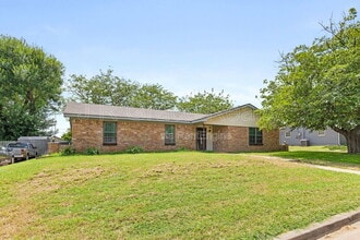 Building Photo - 429 Lindenwood Ln W