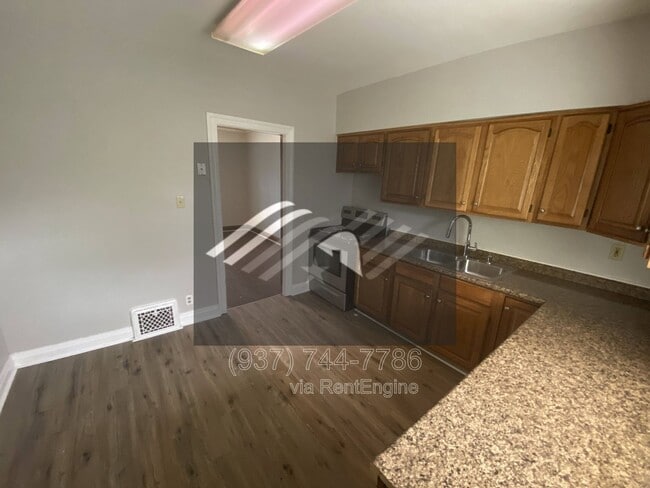 Building Photo - 500 W Parkwood Dr