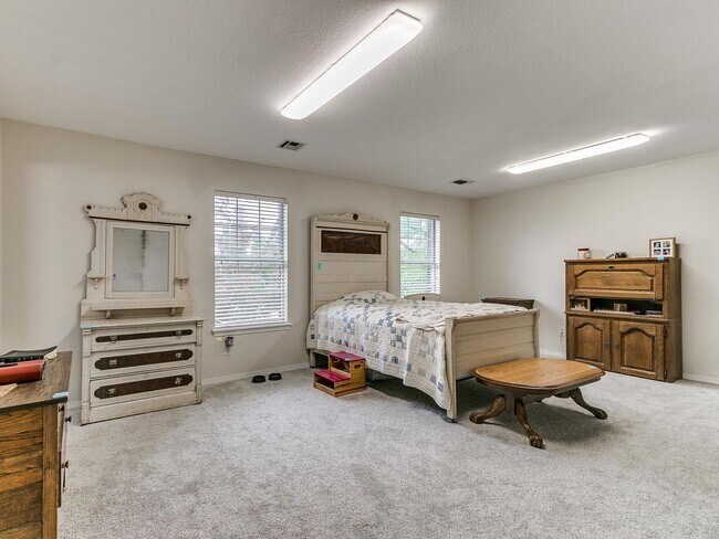Building Photo - This stunning 4-bedroom, 3.5-bathroom home...