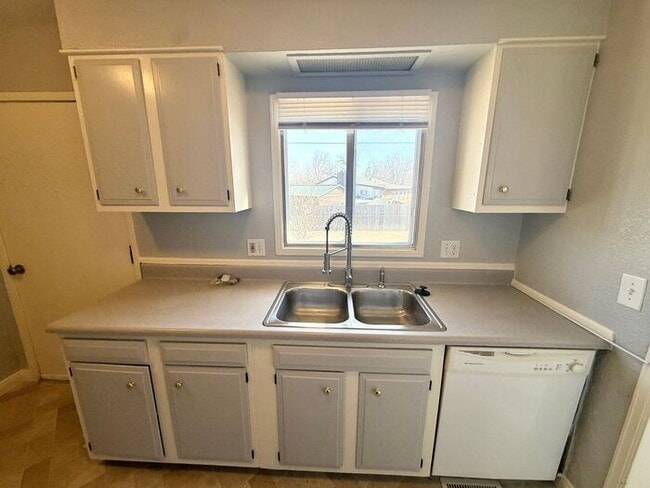 Building Photo - Large 3 Bedroom, 1 Bath Ranch Style Home in South Loveland, CO