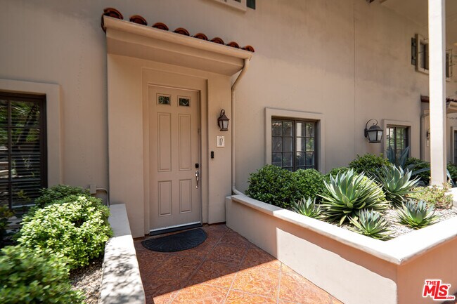 Building Photo - 851 N San Vicente Blvd