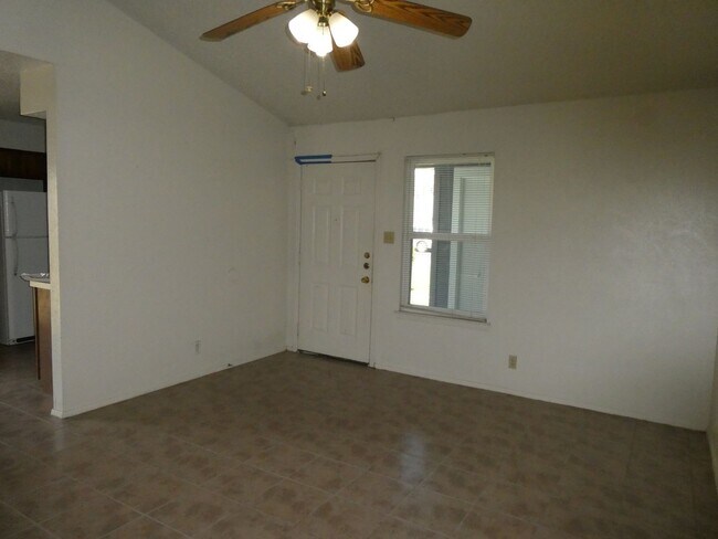 Building Photo - 8705 Pineridge Dr
