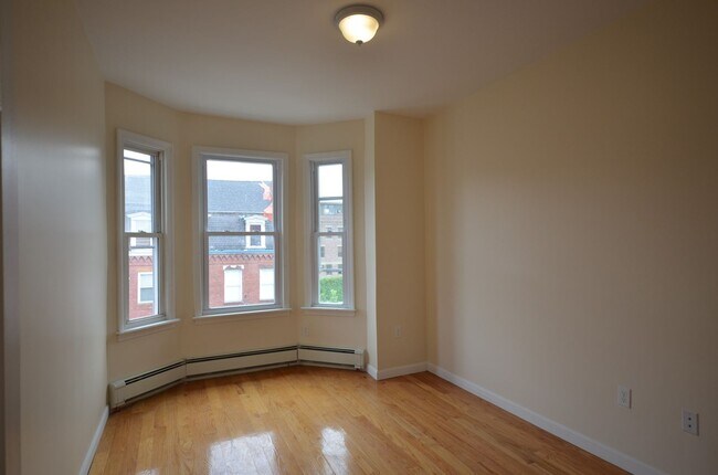 Building Photo - Beautiful 2 Bed 1 Bath Right in East Boston