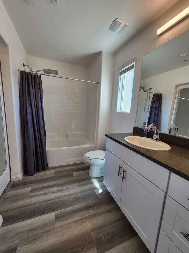 Building Photo - Charming 3BR/2.5BA Home in Las Vegas – Uti...