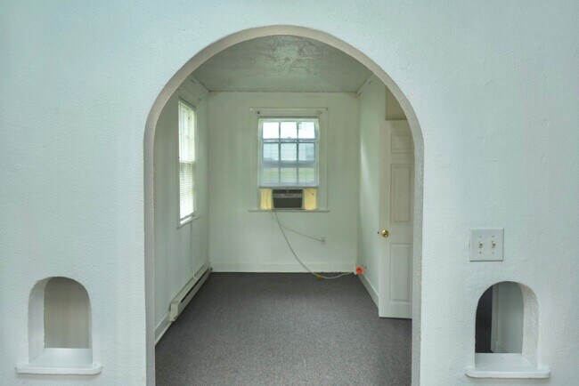 Building Photo - 2321 Fontaine Ave Ext