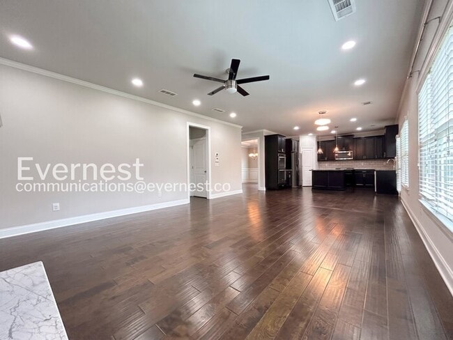 Building Photo - Spacious 5 Bed, 3 Bath Home with Fenced Yard and Garage / Pet Friendly / Available Now!