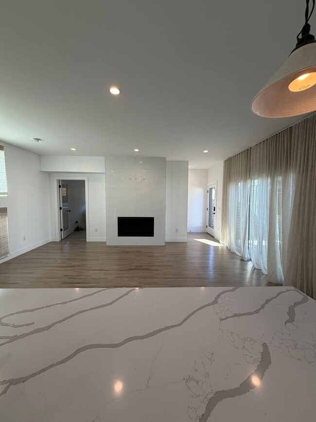 Building Photo - Gorgeous Sunnyside 4 bedroom home with rooftop patio