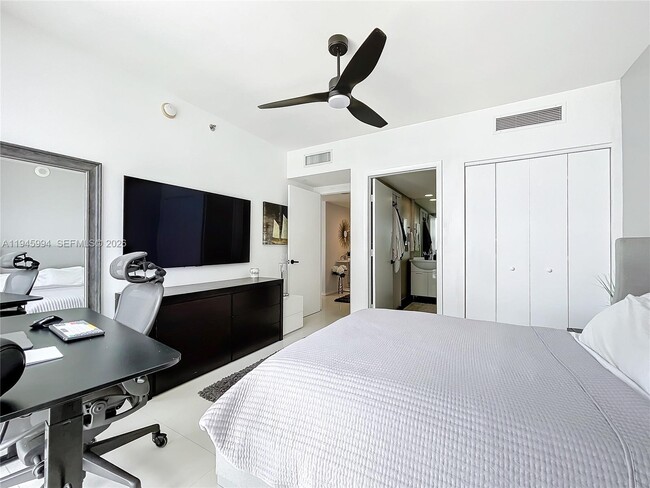 Building Photo - 475 Brickell Ave