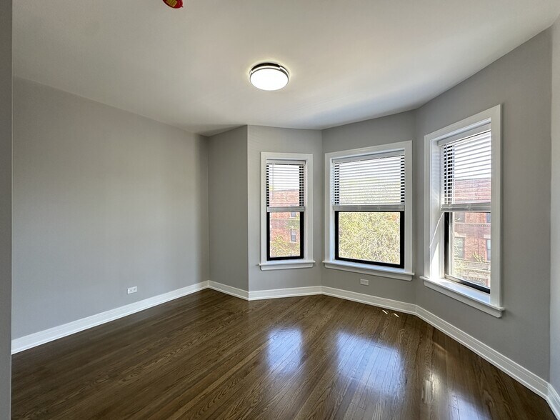 Building Photo - 3840 N Wilton Ave