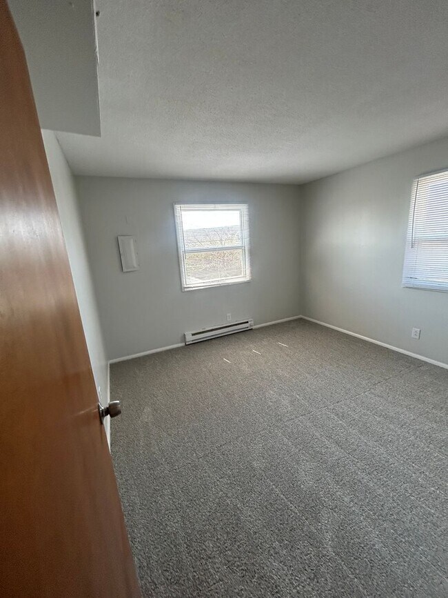 Building Photo - 2 bed 1 bath townhome located in Speedway