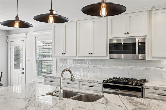 Building Photo - 1062 W 41st St