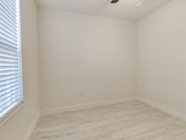 Building Photo - 4 bedroom 2 bath home in Tecumseh!