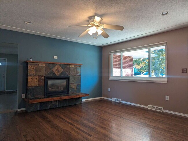 Primary Photo - Great ranch home in the heart of Longmont!