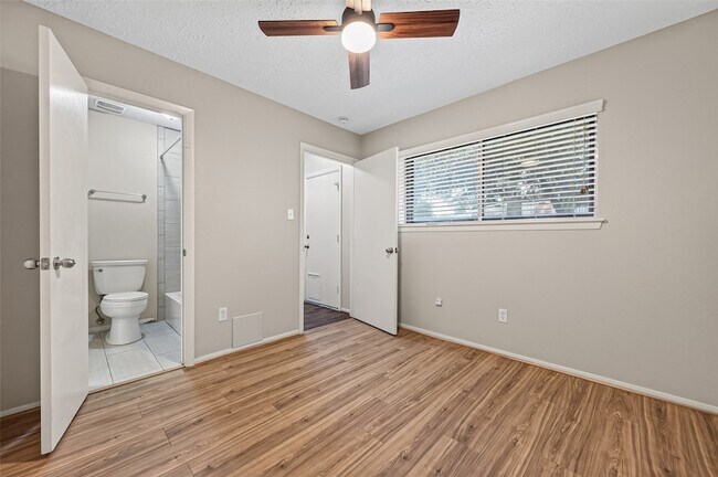 Building Photo - 5346 King Richard Dr