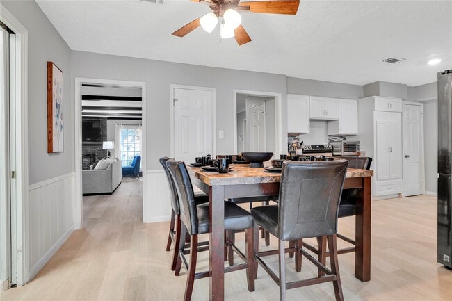 Building Photo - 1523 Saddlecreek Dr