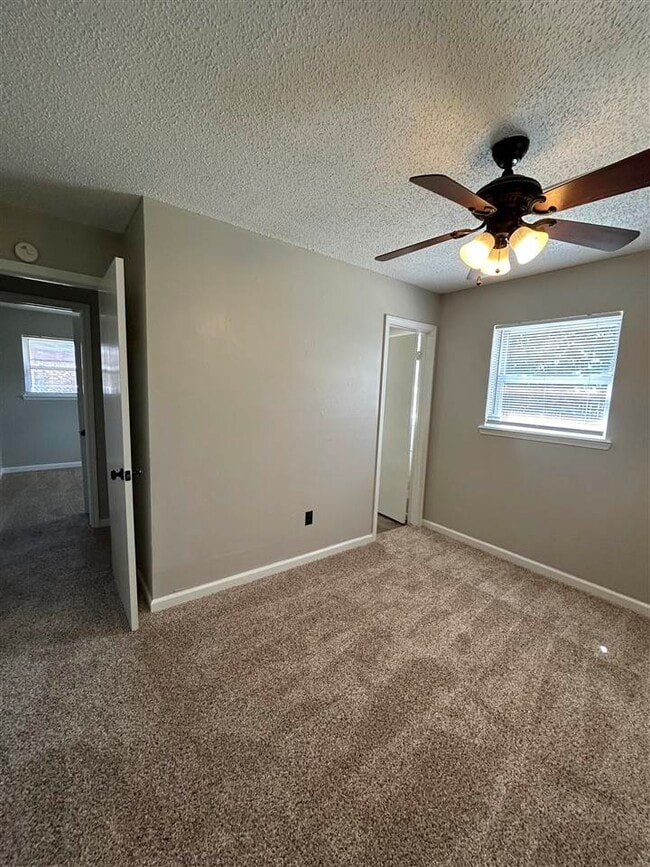 Building Photo - 6428 NW Arrowhead Dr