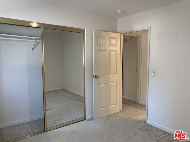 Building Photo - 545 S Manhattan Pl