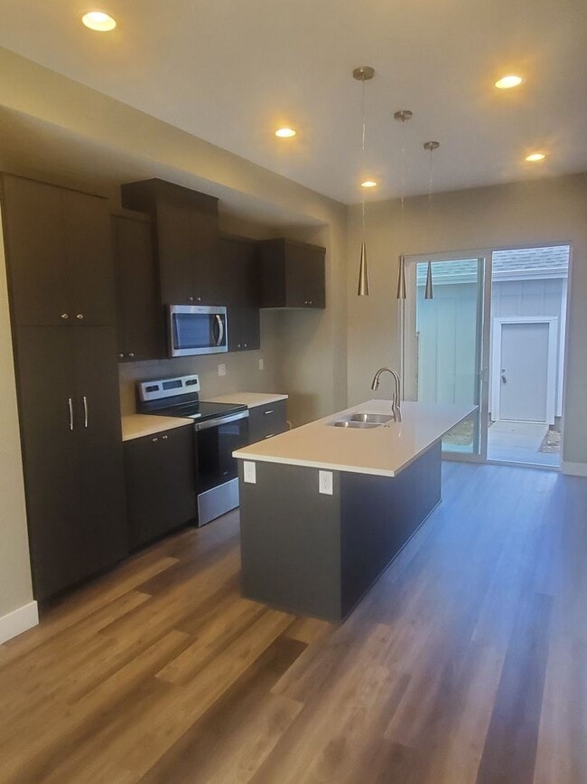 Building Photo - Beautiful and Updated 2BR Townhome With At...
