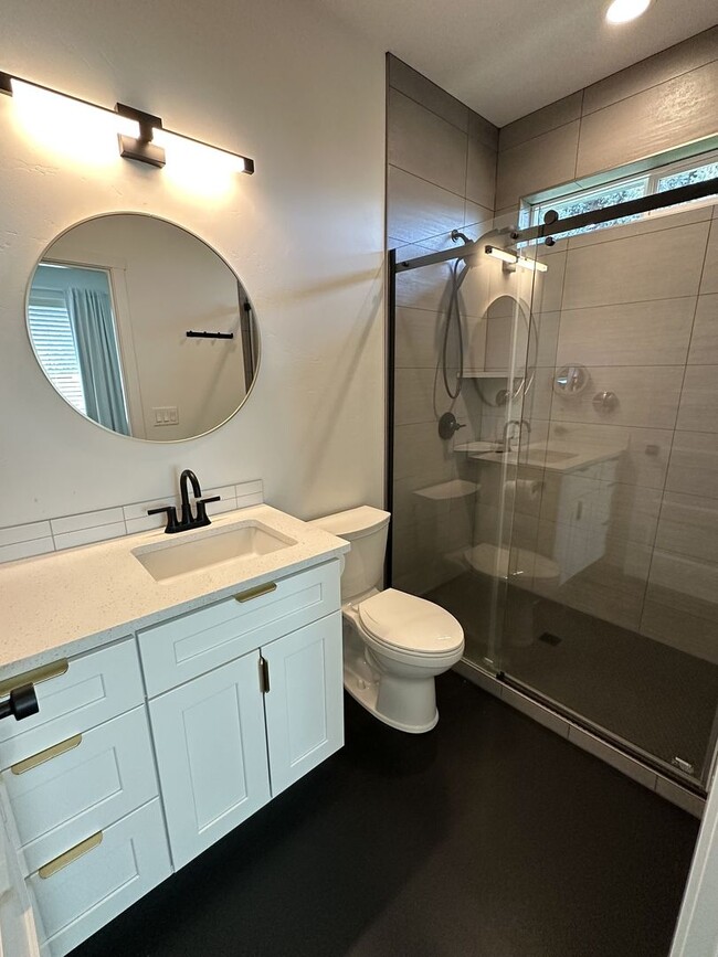 Building Photo - A Bright & Contemporary Home in Pasco