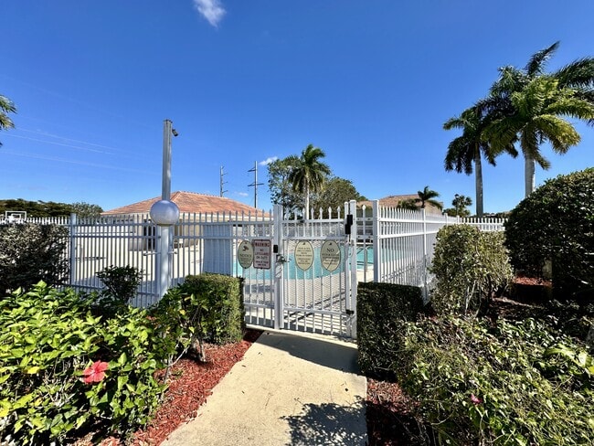 Building Photo - 909 Hampton Cir