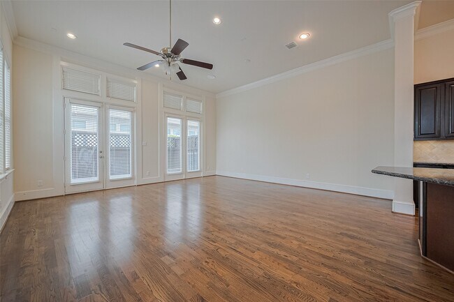 Building Photo - 1035 E 28th St