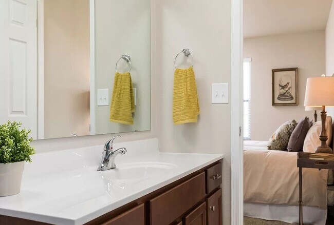 Building Photo - Newer 2000 sq ft 4 bedroom home for Lease