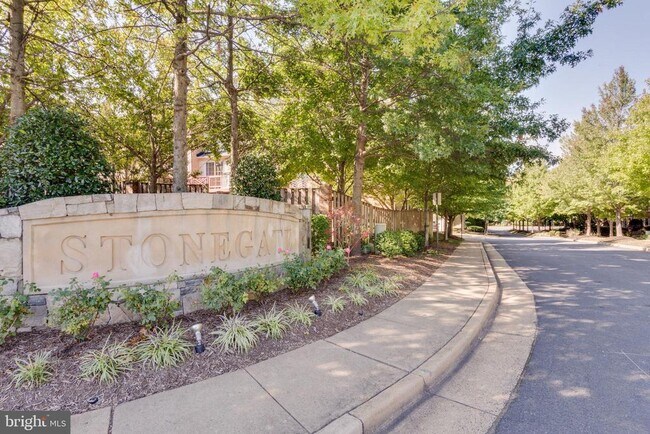 Building Photo - 2430 Garnett Dr