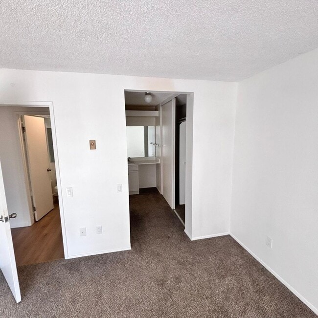 Building Photo - LIGHT & BRIGHT UPGRADED, 2 BEDROOM CONDO, ...