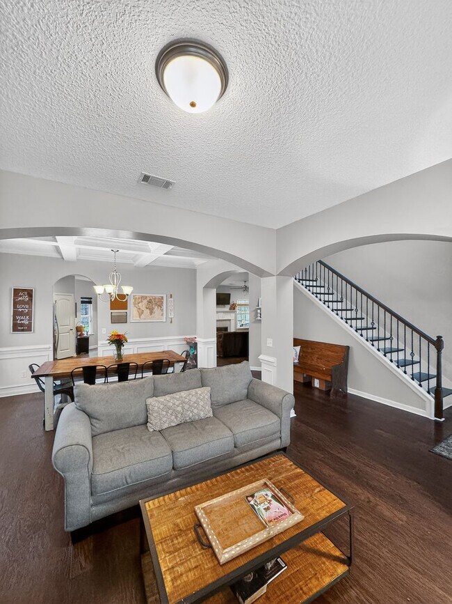 Building Photo - RATE DROP ALERT (was $2800/month) and SPRING MOVE-IN SPECIAL: 50% OFF 1ST MONTH'S RENT!**