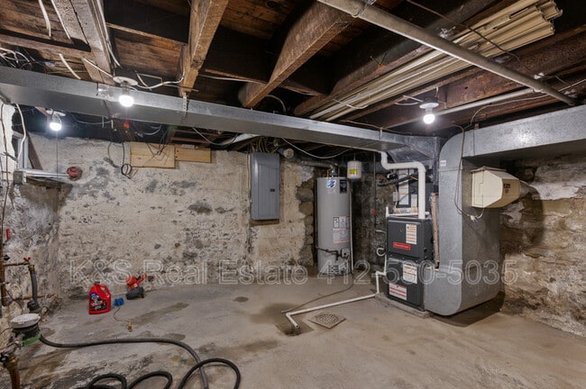 Building Photo - 2104 Straubs Ln