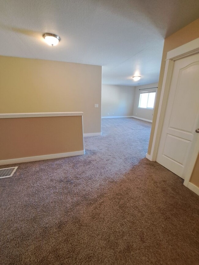 Building Photo - Secluded 5 bedroom Amazing Views Green Space