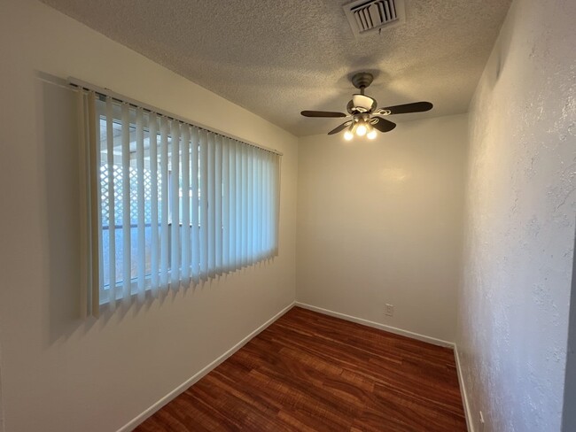 Building Photo - Centrally located lovely 2 bedroom 1 bathr...