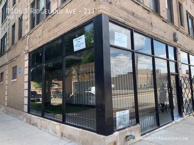 Building Photo - Updated Studio close to Jackson Park highl...