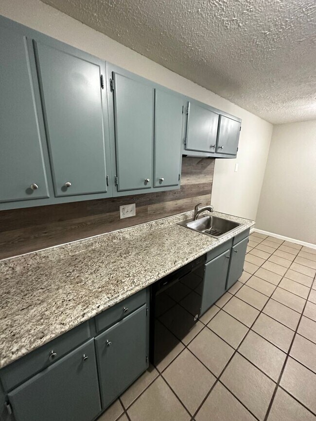 Building Photo - Newly Renovated 1 Bedroom, available Mid A...