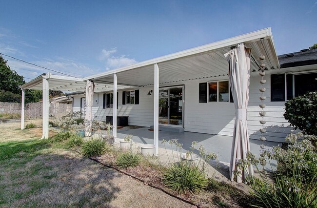 Building Photo - Welcome to this Beautifully Remodeled Ranc...
