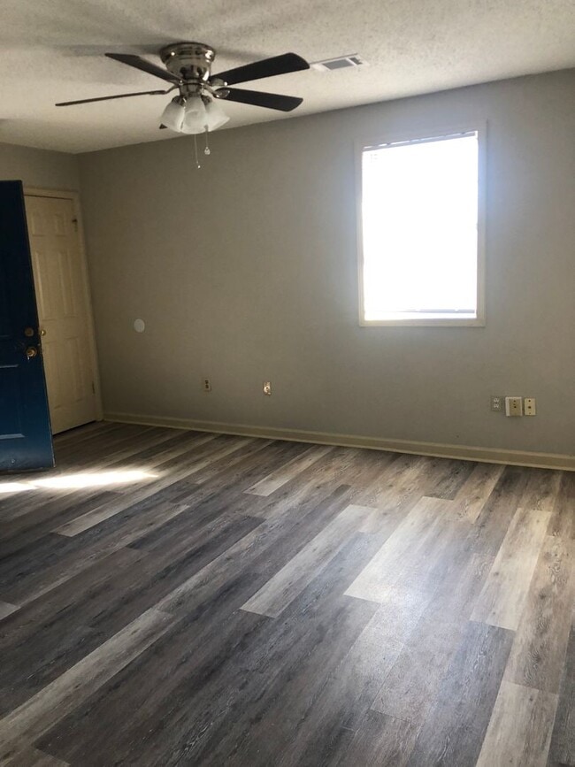 Building Photo - Downtown 2 Bedroom Apartment! Water included!