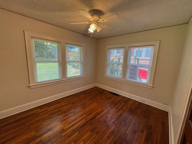 Building Photo - West AVL - Two Bedroom Bungalow Just off H...