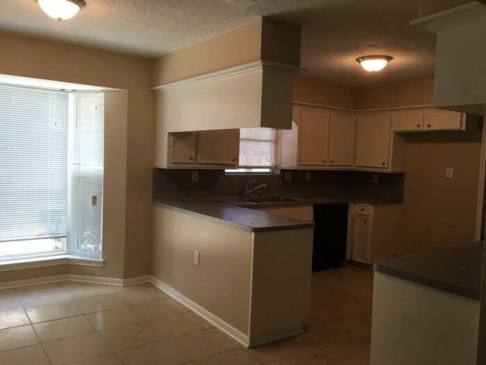 Building Photo - 10734 Sagewillow Ln